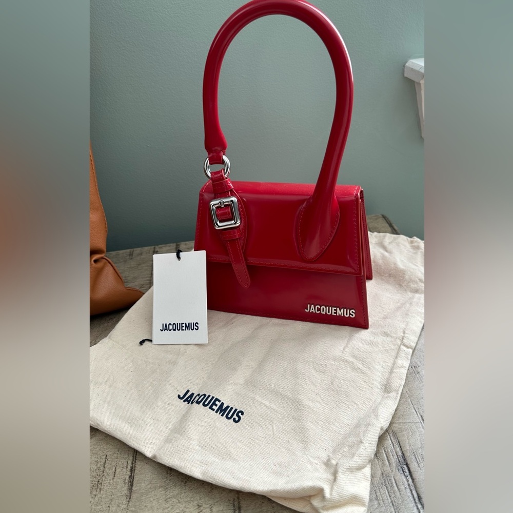 Authentic JACQUEMUS Bag
Le Chiquito Moyen Buckle Red